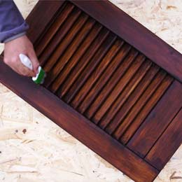 Rinnovare una persiana in legno in buono stato con effetto mordenzato